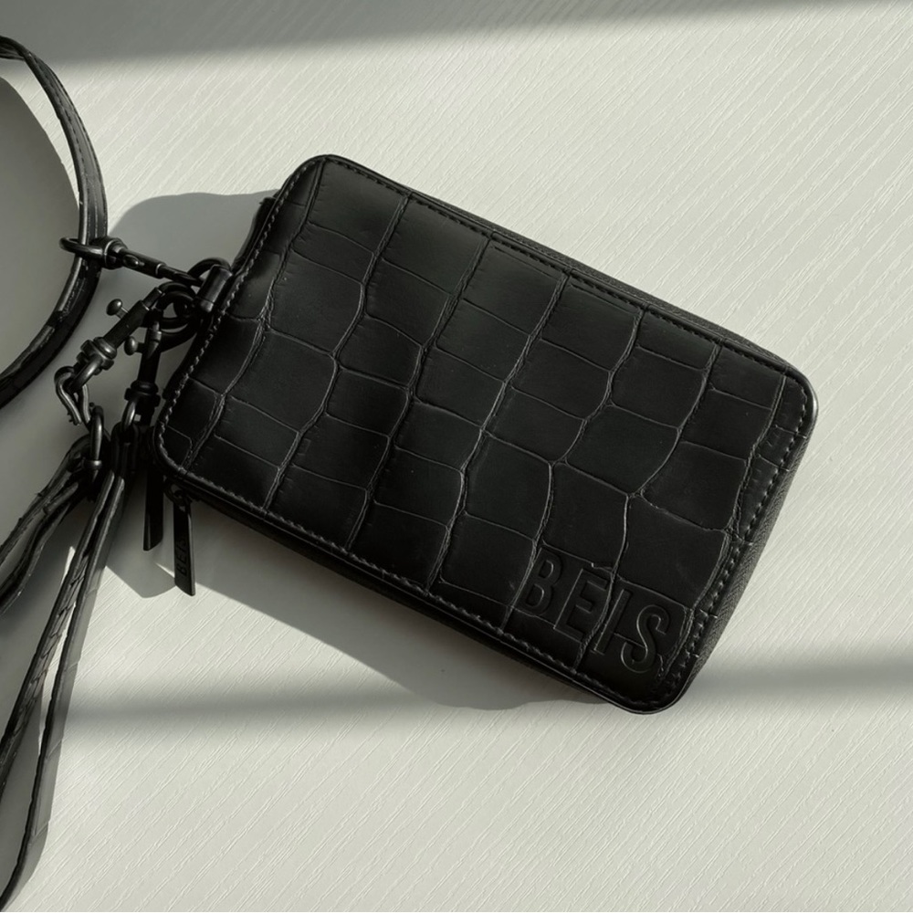 ISO - BEIS travel wallet/ old style (NOT FOR SALE)